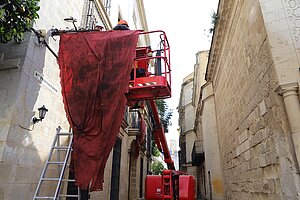 Trabajadores preparando las calles de Jerez para el rodaje