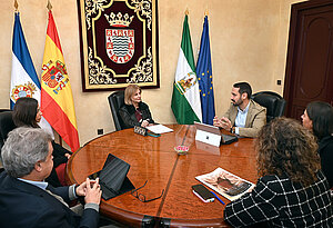 La alcaldesa durante la reunión